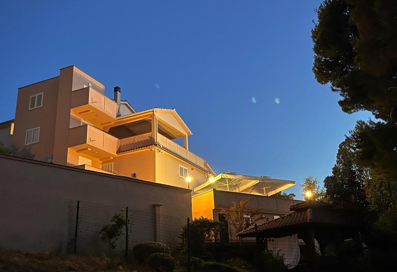 Apartment And Rooms Milak Rab Town Exterior photo