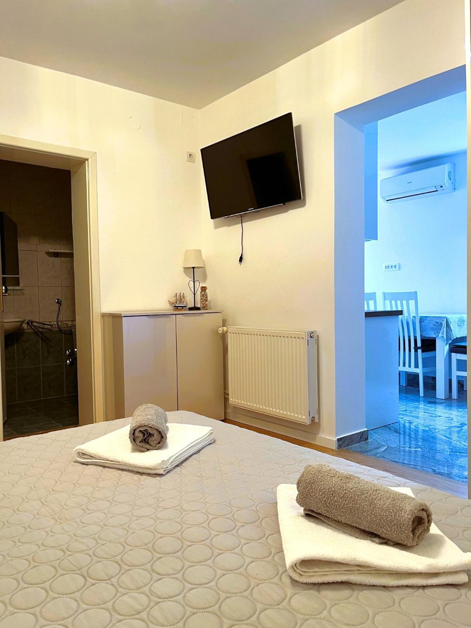 Apartment And Rooms Milak Rab Town Exterior photo